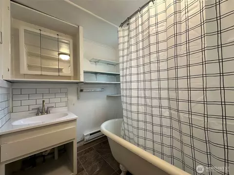 Bath - 2519 Baker Ave, Everett, WA 98201 photo 1 of 3