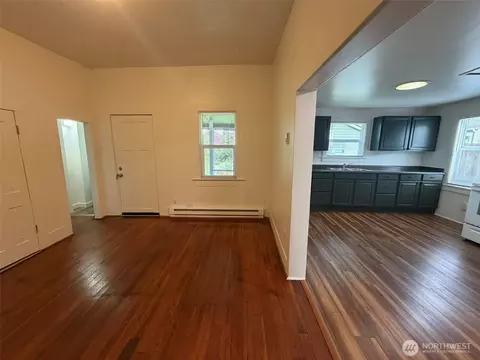 Living - 2519 Baker Ave, Everett, WA 98201 photo 3 of 5