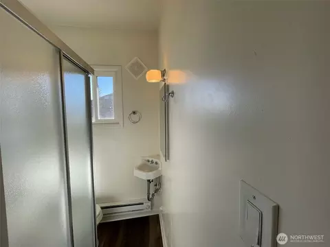 Bath - 2519 Baker Ave, Everett, WA 98201 photo 3 of 3