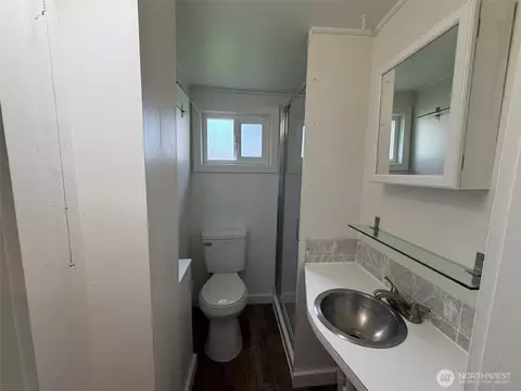 Bath - 2519 Baker Ave, Everett, WA 98201 photo 2 of 3
