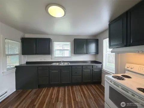 Kitchen - 2519 Baker Ave, Everett, WA 98201 photo 6 of 9