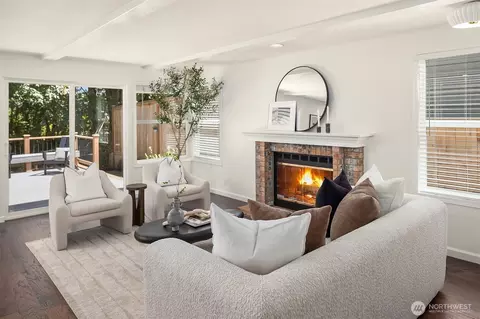 Living - 16910 118th Ave NE, Bothell, WA 98011 photo 2 of 3
