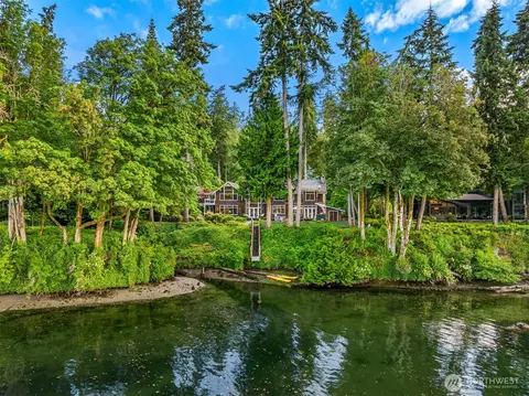 10374 Country Club Rd, Bainbridge Island, WA 98110
