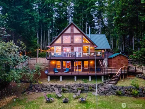 40 N Beaver Pl S, Hoodsport, WA 98548