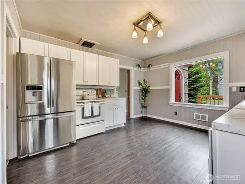 Kitchen - 6112 V Pl, Long Beach, WA 98631 photo 1 of 5