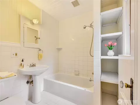 Bath - 6112 V Pl, Long Beach, WA 98631 photo 1 of 1