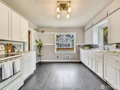 Kitchen - 6112 V Pl, Long Beach, WA 98631 photo 2 of 5