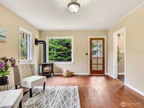 Living - 6112 V Pl, Long Beach, WA 98631 photo 3 of 3