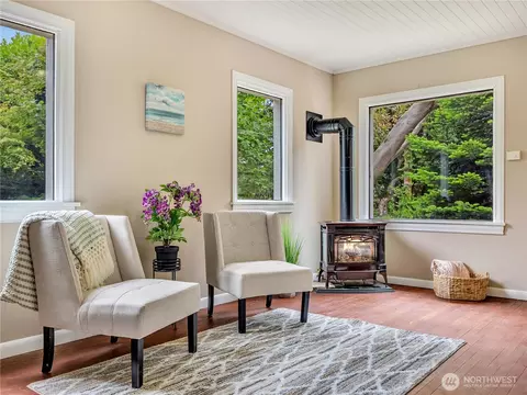 Living - 6112 V Pl, Long Beach, WA 98631 photo 2 of 3