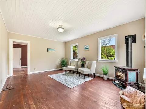 Living - 6112 V Pl, Long Beach, WA 98631 photo 1 of 3