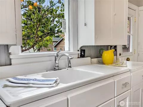Kitchen - 6112 V Pl, Long Beach, WA 98631 photo 4 of 5