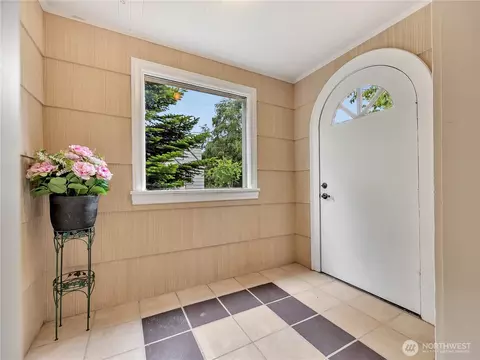 Entry Way - 6112 V Pl, Long Beach, WA 98631 photo 1 of 5