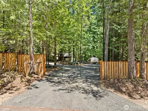 370 N Mount Jupiter Dr, Hoodsport, WA 98548