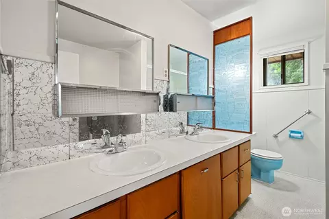 Bath - 301 SW 108th St, Everett, WA 98204 photo 2 of 2