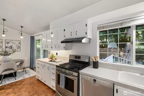 Kitchen - 17801 23rd Ave SE, Bothell, WA 98012 photo 4 of 5