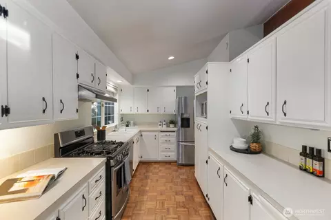 Kitchen - 17801 23rd Ave SE, Bothell, WA 98012 photo 2 of 5