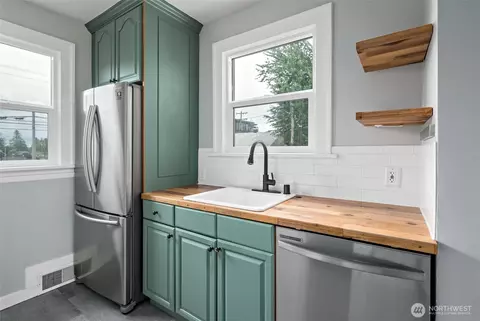 Kitchen - 3731 Hoyt Ave, Everett, WA 98201 photo 3 of 4