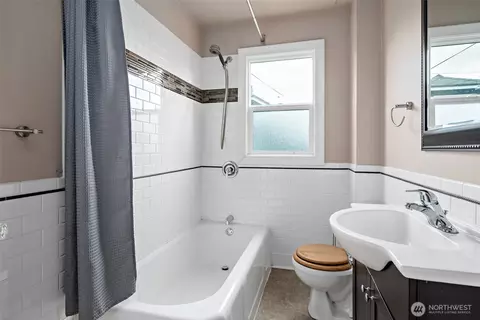 Bath - 3731 Hoyt Ave, Everett, WA 98201 photo 1 of 3