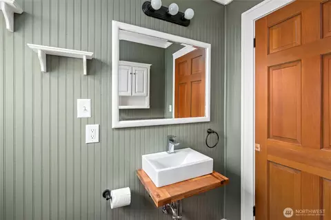 Bath - 3731 Hoyt Ave, Everett, WA 98201 photo 2 of 3