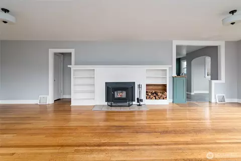 Living - 3731 Hoyt Ave, Everett, WA 98201 photo 1 of 5