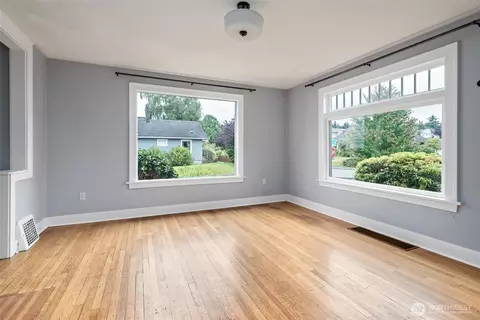 Living - 3731 Hoyt Ave, Everett, WA 98201 photo 3 of 5