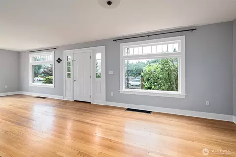 Living - 3731 Hoyt Ave, Everett, WA 98201 photo 2 of 5