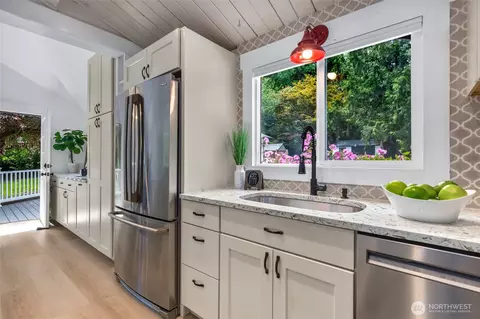 Kitchen - 16901 Stackpole Rd, Monroe, WA 98272 photo 3 of 3