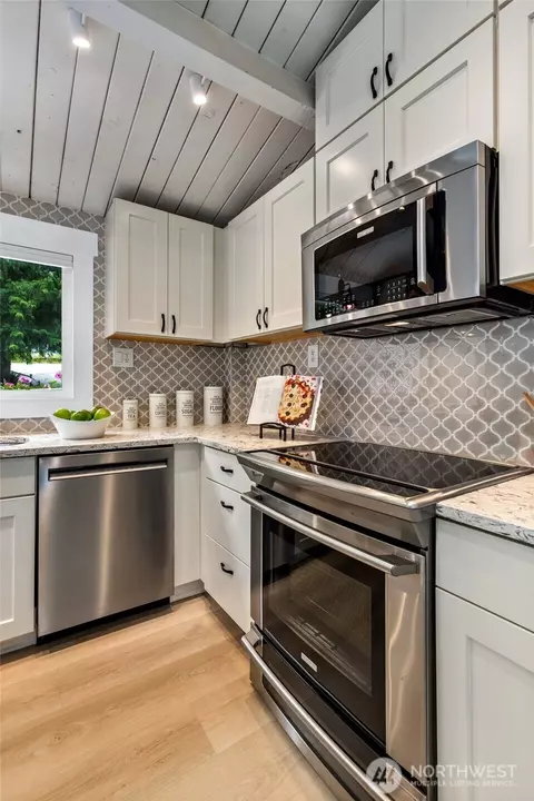 Kitchen - 16901 Stackpole Rd, Monroe, WA 98272 photo 2 of 3