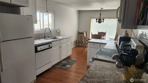 Kitchen - 81 Tacoma Ave, Eltopia, WA 99330 photo 3 of 3