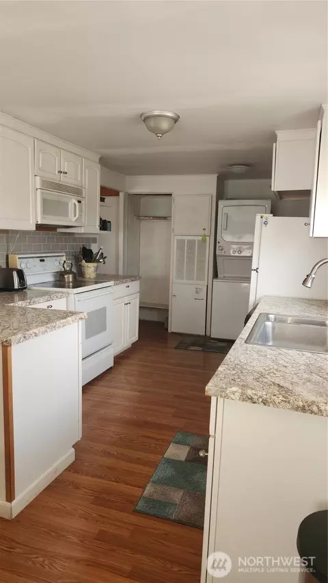 Kitchen - 81 Tacoma Ave, Eltopia, WA 99330 photo 1 of 3