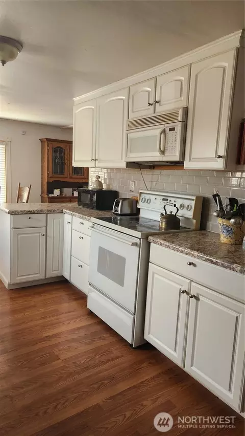 Kitchen - 81 Tacoma Ave, Eltopia, WA 99330 photo 2 of 3