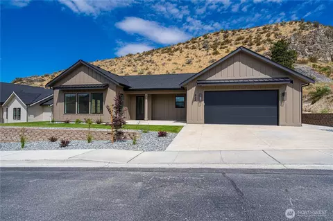 922 Long Dr, Chelan, WA 98816