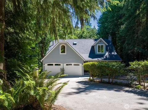 10095 NE Knight Rd, Bainbridge Island, WA 98110