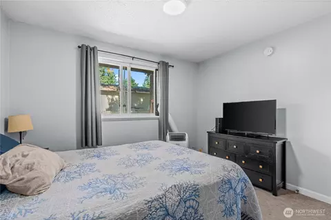 Bedroom - 19320 Crescent Dr E, Spanaway, WA 98387 photo 2 of 5