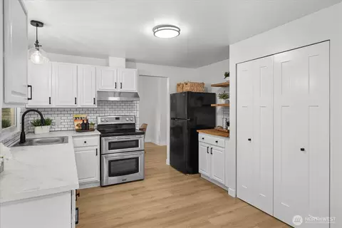 Kitchen - 2620 170th St SE, Bothell, WA 98012 photo 2 of 3