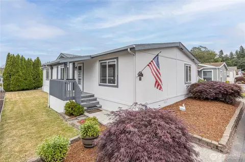 600 NE Saturn Ln, Bremerton, WA 98311