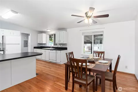 600 NE Saturn Ln, Bremerton, WA 98311