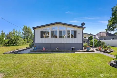 Exterior - 219 Mitchell St, Sumas, WA 98295 photo 5 of 9