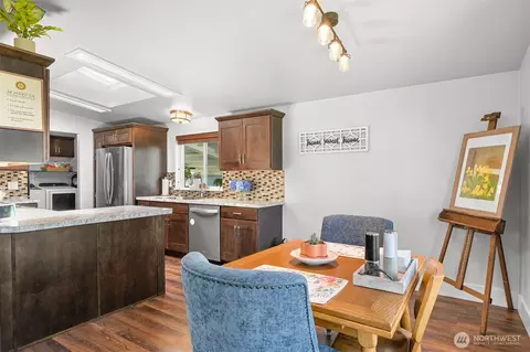 Dining - 219 Mitchell St, Sumas, WA 98295 photo 1 of 2
