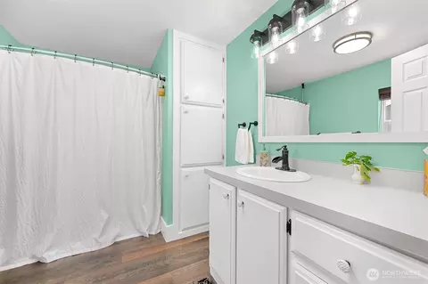 Bath - 219 Mitchell St, Sumas, WA 98295 photo 1 of 2