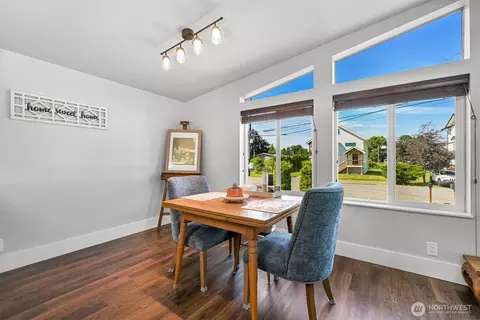 Dining - 219 Mitchell St, Sumas, WA 98295 photo 2 of 2