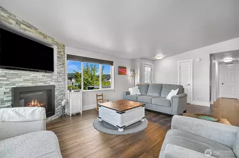 Living - 219 Mitchell St, Sumas, WA 98295 photo 2 of 3