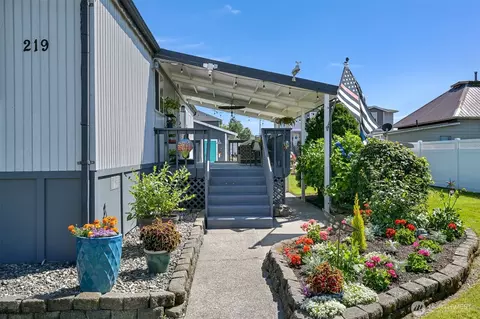 Exterior - 219 Mitchell St, Sumas, WA 98295 photo 2 of 9