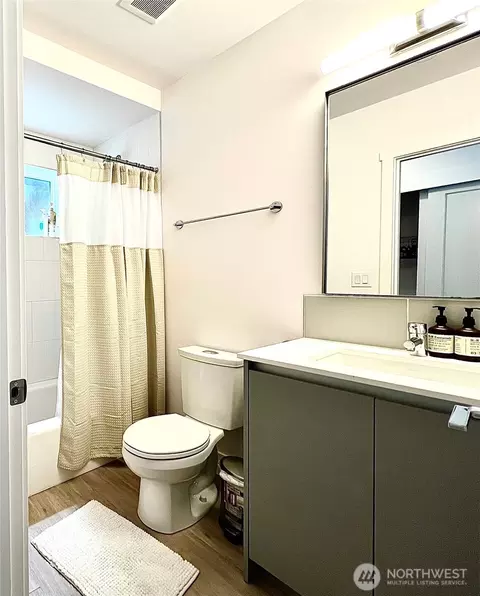 Bath - 440 13th Ave, Seattle, WA 98122 photo 1 of 1