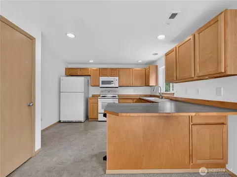 Kitchen - 3925 152nd Pl SE, Bothell, WA 98012 photo 4 of 5