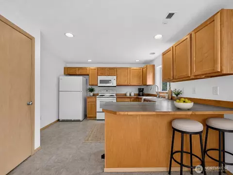 Kitchen - 3925 152nd Pl SE, Bothell, WA 98012 photo 2 of 5
