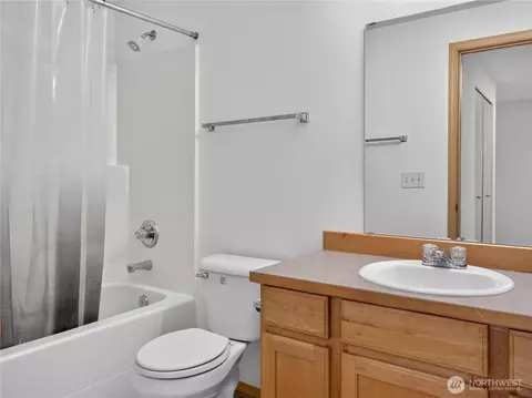 Bath - 3925 152nd Pl SE, Bothell, WA 98012 photo 2 of 3