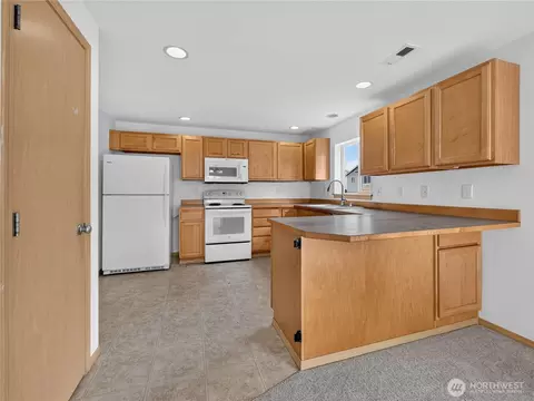Kitchen - 3925 152nd Pl SE, Bothell, WA 98012 photo 5 of 5