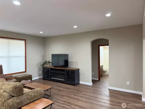 Living - 117 Garrett Loop, Chehalis, WA 98532 photo 3 of 4