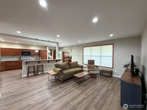 Living - 117 Garrett Loop, Chehalis, WA 98532 photo 2 of 4